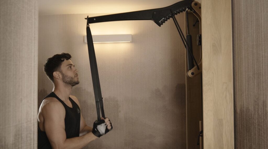 Between diapers and the stage - I stay in shape thanks to EISENHORN 3 luca haenni trizepsuebung mit griffband