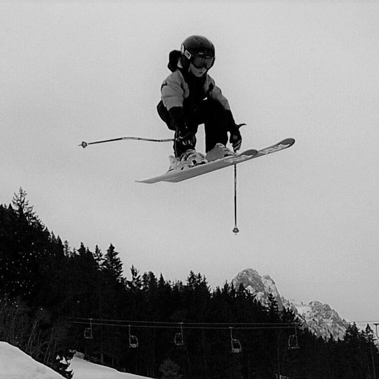 About-us 6 130317 Yann Ski sw 760x760 1