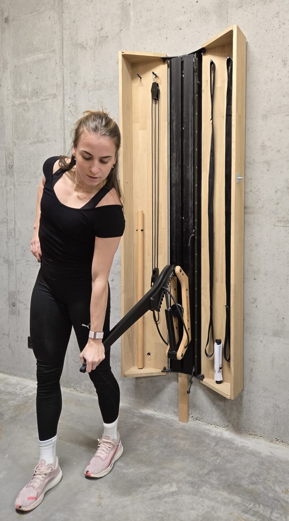 "Nach meiner Rückenverletzung half mir das EISENHORN zurück in den Profisport" 4 Die Schweizer Sportlerin Annik Kälin trainiert am EISENHORN S Black Edition