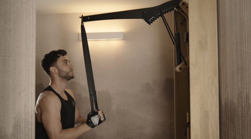 Zwischen Windeln und Bühne - Dank EISENHORN bleibe ich in Form 3 luca haenni trizepsuebung mit griffband