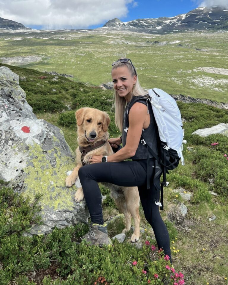 With the EISENHORN, I have rediscovered my passion for sport 1 petra mit hund auf gruener wiese blauer himmel