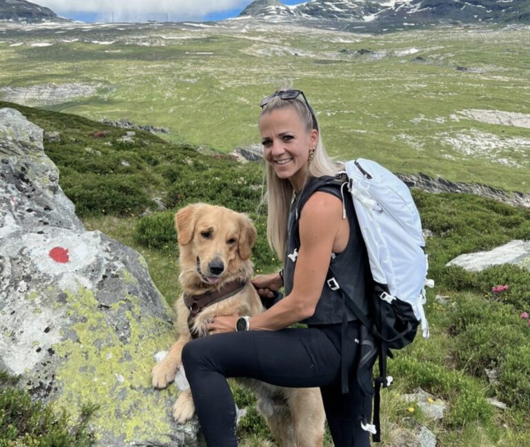 petra mit hund auf gruener wiese blauer himmel e1715953076450